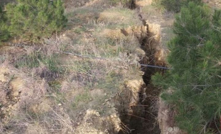 Teleqüllə yaxınlığında 7 metr dərinliyində, 1 metr enində çatlar yarandı