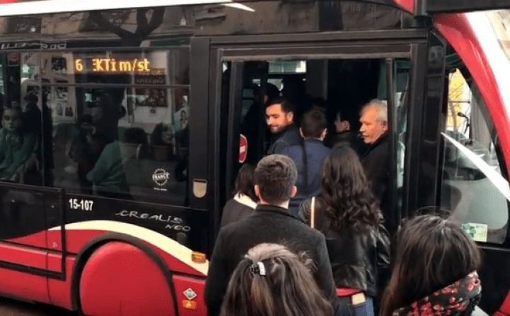 Avtobus dayanacaqlarında böyük sıxlıq müşahidə olunur 