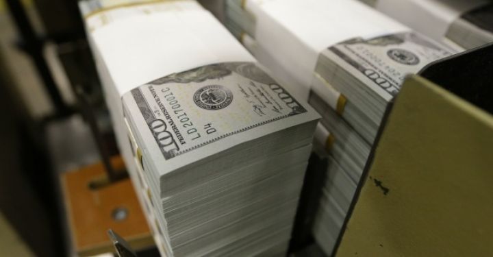 2 ayda banklar hərraclarda 1,8 milyard dollardan çox valyuta aldılar