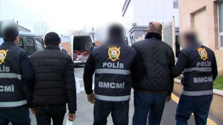 Yararsız at ətini mal əti adı ilə Bakıda satıblar - SAXLANILDILAR