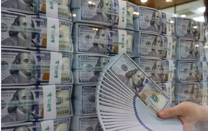 Dekabrda hərraclarda valyuta satışı 1 milyard dollara çata bilər