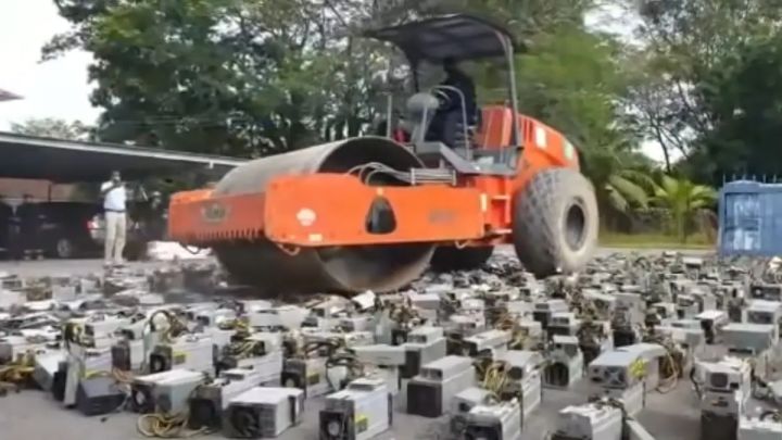 Bitcoin mayninq edən kompüterlər texnika ilə məhv edildi - VİDEO