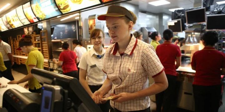 Rusiyada 62 mindən çox işçisi olan restoranlar şəbəkəsi martın 14-də fəaliyyətini dayandıracaq