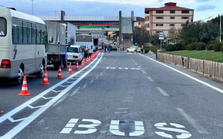 AYNA: Taksilərin avtobus zolağına daxil  olmasına icazə verilməsi məsələsinə baxmağa başlayırıq