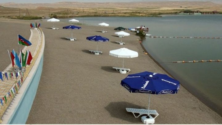 Su anbarında çimərlik yaradılıb 