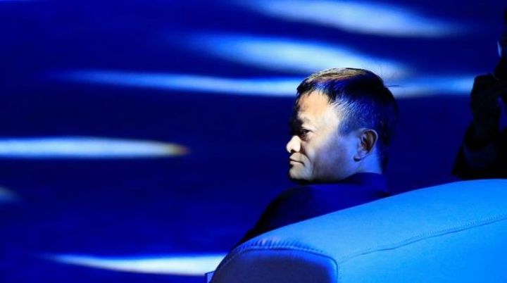 Bu gün vəzifəsini tərk edir