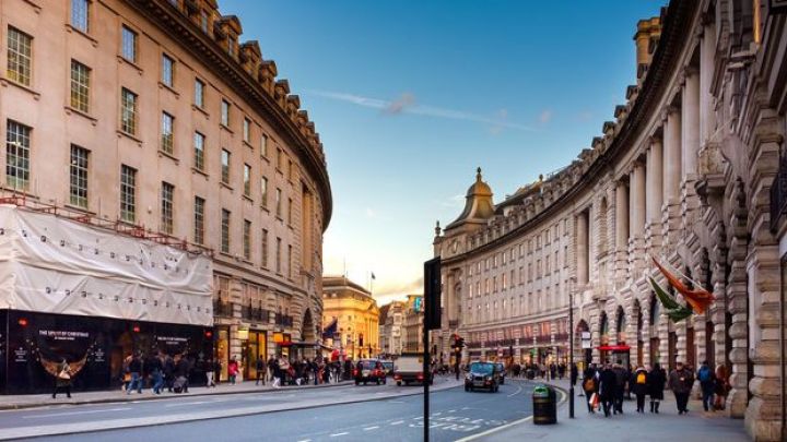 İngiltərədə izolyasiya qaydalarını pozanlar 10 min sterlinqə qədər cərimələnəcək