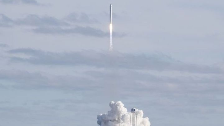 Orbitə daha 60 internet peyki göndərdi