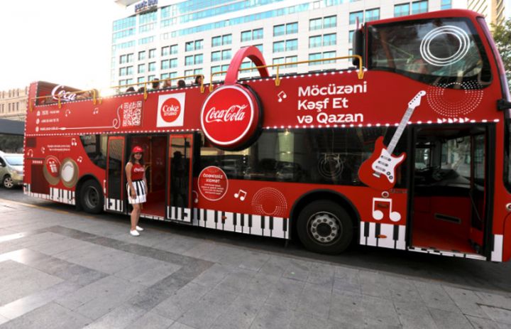 Coca-Cola musiqili avtobusla şəhər turuna dəvət edir