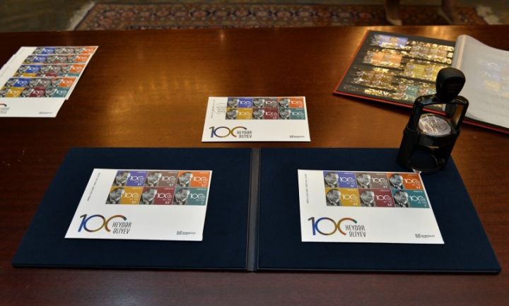 “Azərpoçt” Ulu Öndərin anadan olmasının 100-cü ildönümünə həsr olunmuş poçt markalarını dövriyyəyə buraxıb